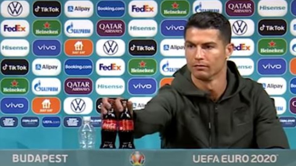 Dù đã từng đóng quảng cáo thì hiện tại, Ronaldo đã tuyên chiến với thương hiệu Coca Cola bằng chính thương hiệu của mình. Ảnh: Twitter
