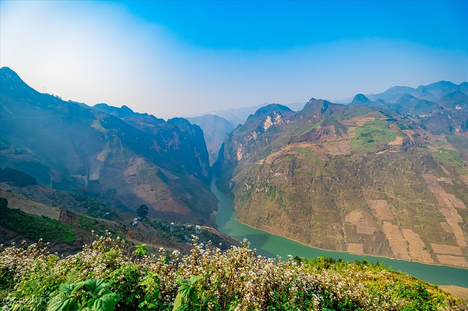 Hà Giang được ví như “nàng thơ” của núi rừng với nét đẹp dịu dàng, trong trẻo và thanh bình của tạo hóa ban tặng cho nơi đây. Vì thế, du khách hoàn toàn có thể chinh phục đèo Mã Pì Lèng Hà Giang vào bất kỳ thời điểm nào trong năm.