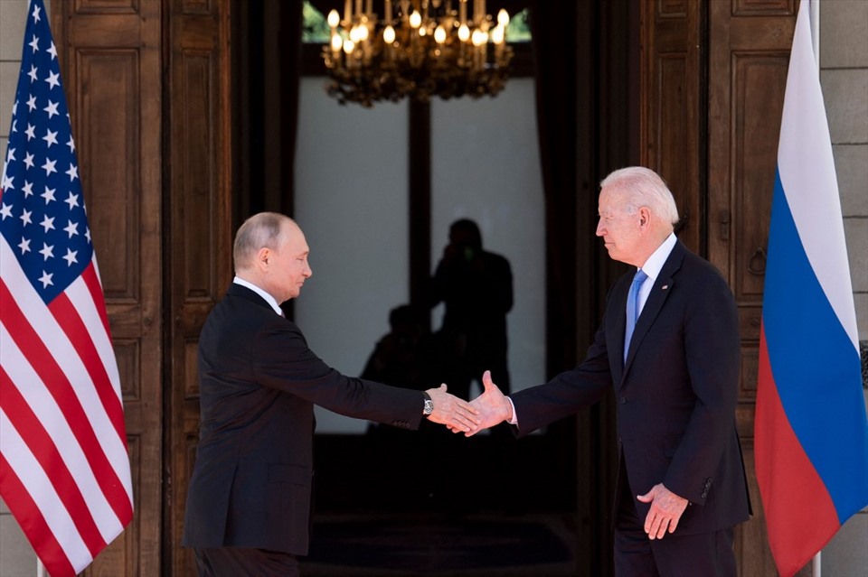 Hai nhà lãnh đạo Nga-Mỹ bắt tay. Ảnh: AFP