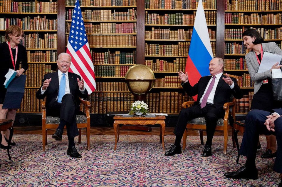 Hai nhà lãnh đạo thoải mái khi trò chuyện. Ảnh: AFP