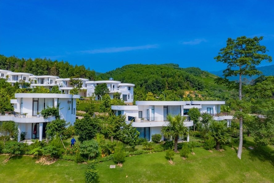Ivory Villas& Resort nằm giữa thiên nhiên ngập tràn sắc xanh núi rừng Hoà Bình. Ảnh VM.