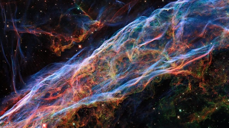 Kính Hubble chụp tinh vân Veil nằm cách Trái đất 2.100 năm ánh sáng. Ảnh: NASA/ESA