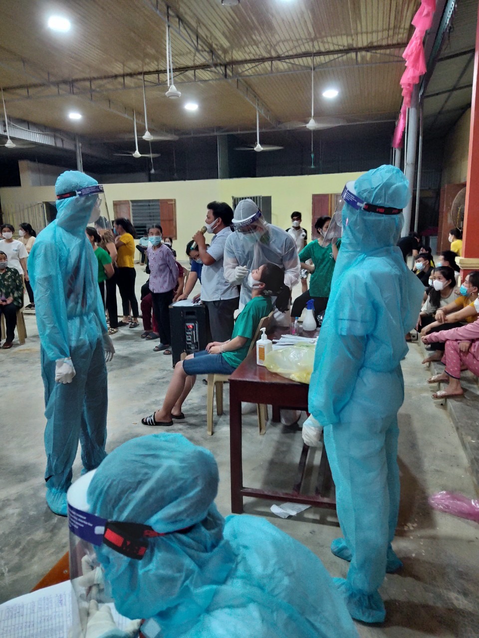 Đoàn công tác trường ĐY Y khoa Vinh lấy mẫu xét nghiệm tầm soát COVID-19 tại Diễn Châu trong đêm 16.6. Ảnh: VA