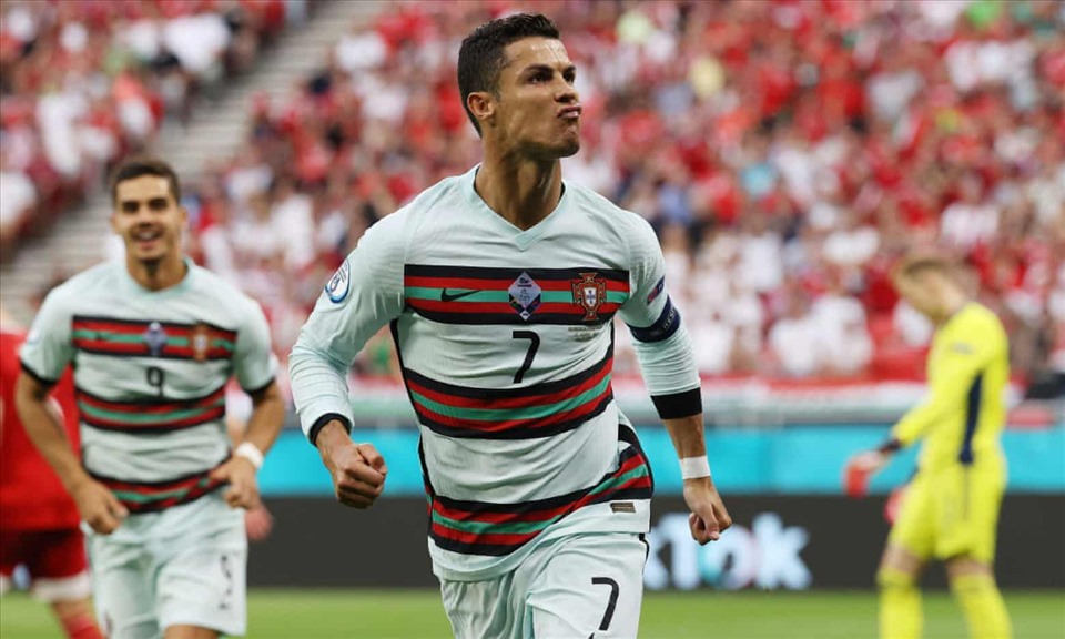 Bất chấp lùm xùm ngoài sân cỏ, Ronaldo đã thi đấu xuất sắc khi lập cú đúp giúp Bồ Đào Nha thắng Hungary 3-0. Ảnh: AFP.