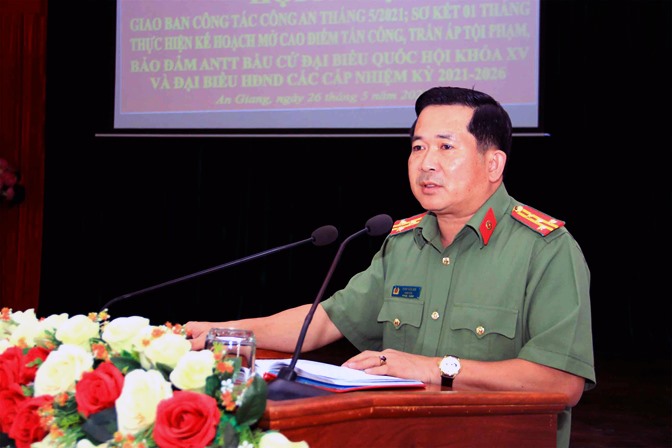 Đại tá Đinh Văn Nơi tiếp tục công bố đường dây nóng vận động người dân tố giác tội phạm truy nã. Ảnh: CA An Giang