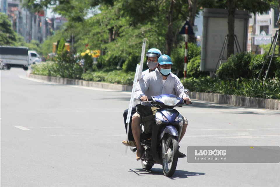 Ghi nhận tại Hà Nội trong những ngày này, nóng đỉnh điểm nhất vào thời gian giữa trưa, đầu giờ chiều trong ngày. Người dân khi đi ra ngoài đường phải mặc trang phục kín mít.
