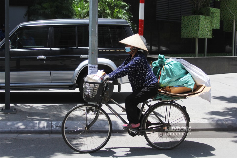 Nắng nóng gay gắt khiến sinh hoạt thường ngày của người dân Hà Nội trở nên khó khăn.