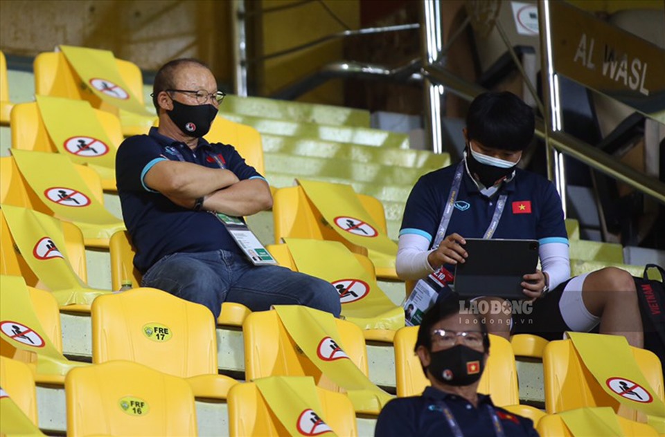 Huấn luyện viên Park Hang-seo phải ngồi khán đài trận Việt Nam - UAE. Ảnh: Trung Thu