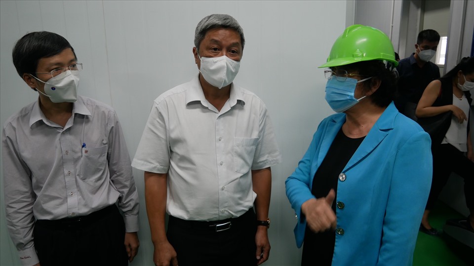 Chiều 17.6, Thứ trưởng Bộ Y tế Nguyễn Trường Sơn dẫn đầu đoàn kiểm tra đã đến kho bảo quản vaccine ở Khu công nghiệp Cát Lái, TP. Thủ Đức, TPHCM của viện Pauter để kiểm tra về công tác bảo quản của hơn hơn 800.000 liều vaccine vừa được chuyển về đây.