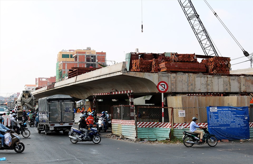 Công trình cầu Bưng thi công dang dở trên đường Lê Trọng Tấn.