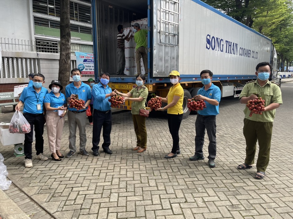 Công đoàn cơ sở Cty TNHH Pouchen VN hỗ trợ tiêu thụ 17 tấn vải thiều. Ảnh: Minh Châu