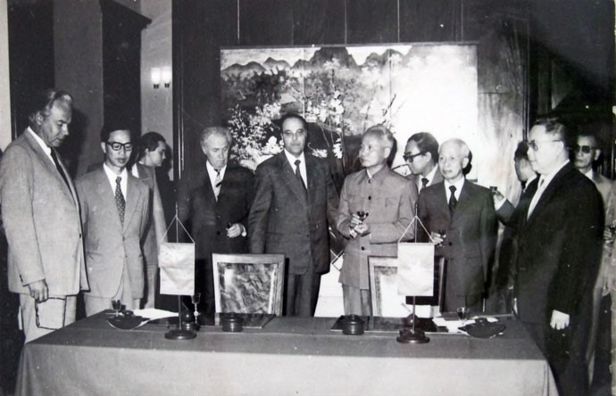 Đại diện của 2 Chính phủ Liên Xô và Việt Nam kí Hiệp định thành lập Vietsovpetro