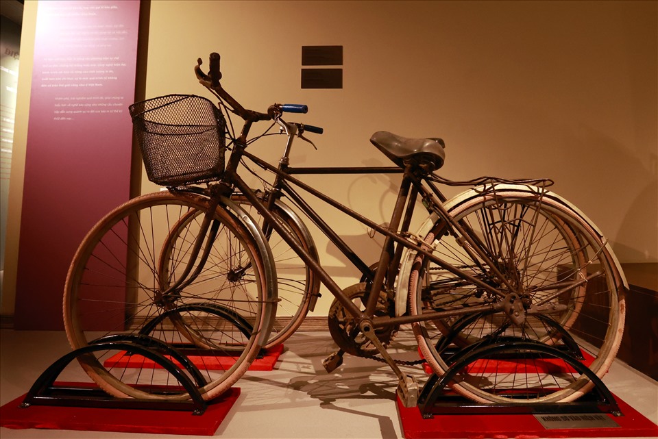 Hiện vật xe đạp: Xe đạp Thống nhất nữ của nhà báo, liệt sĩ Đặng Loan, báo Miền Tây Nghệ An. Phương tiện đi lại và làm báo từ năm 1960-1965. Ngoài ra, còn có xe đạp Thống nhất nam của nhà báo Văn Hiền, báo Nghệ An.