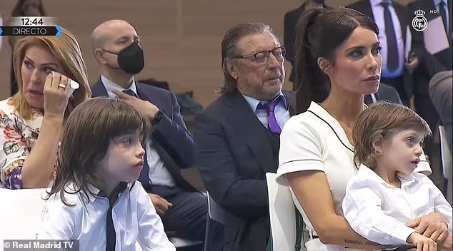 Chủ tịch Perez và gia đình Ramos cũng có mặt. Ảnh: Real Madrid.