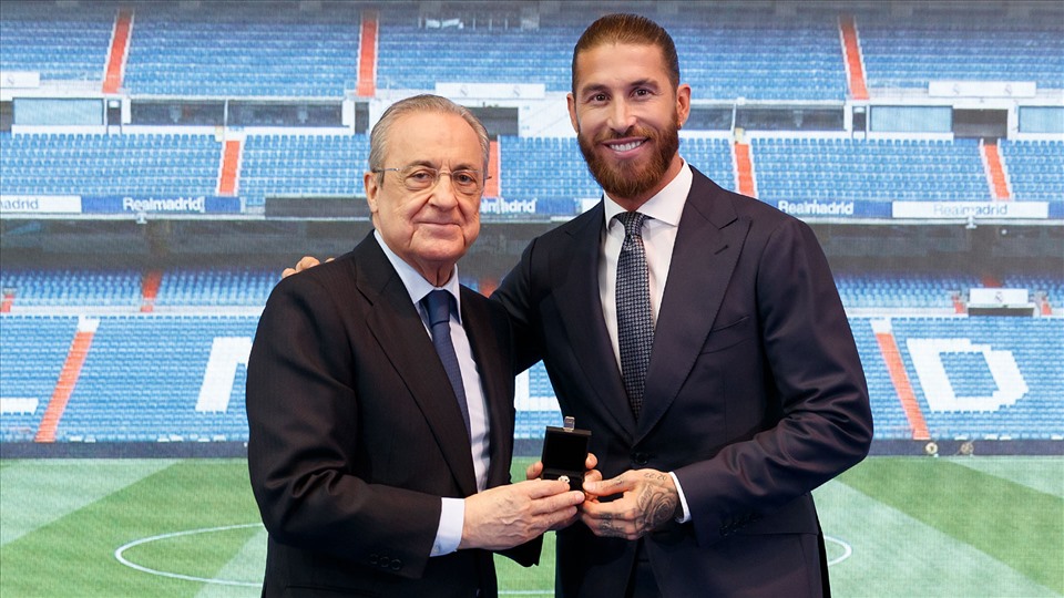 Chủ tịch Florentino Perez tặng cho huyền thoại của Real Madrid vật kỷ niệm là chiếc ghim bằng kim cương. Ảnh: Real Madrid