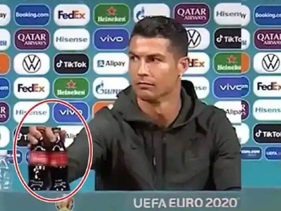 Ronaldo hành động đơn giản nhưng khiến nhiều thứ lao đao. Ảnh: UEFA