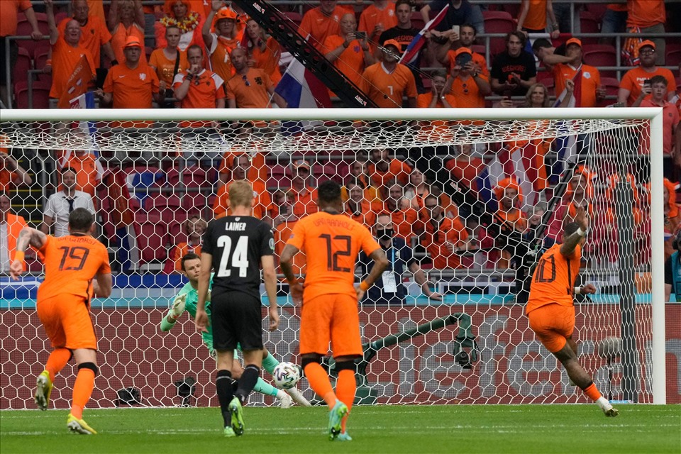 Đối thủ mắc sai lầm sớm để Hà Lan có bàn dẫn trước từ phút thứ 11. Ảnh: UEFA