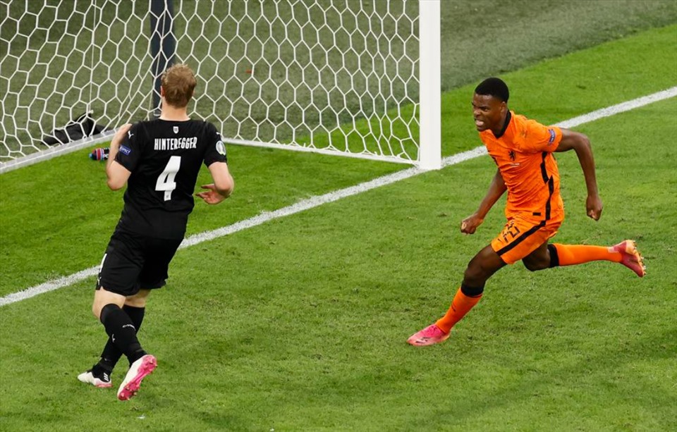 Denzel Dumfries ấn định tỉ số 2-0 và cũng là bàn thắng thứ hai của anh qua 2 trận. Ảnh: UEFA