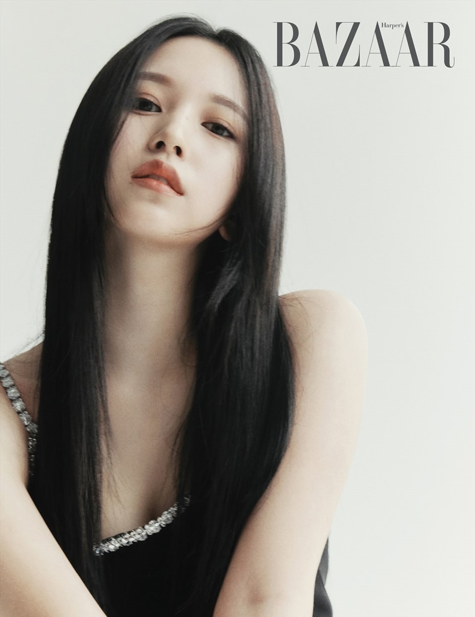 Mina (Twice) trên tạp chí Harper’s Bazaar. Ảnh: Soompi