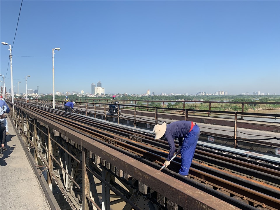 Các công nhân cặm cụi bảo trì đường ray cầu Long Biên dưới thời tiết nắng “cháy da, cháy thịt“.