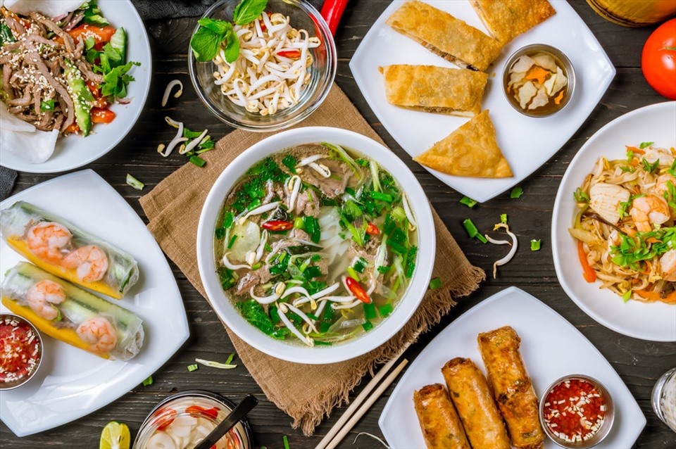 Ẩm thực Việt Nam nổi tiếng với một loạt các món ăn ngon nhất! Từ ốc, bánh mì, phở cho tới bún chả, bánh xèo, món ăn Việt Nam sẽ đem lại cho bạn trải nghiệm ẩm thực không thể quên. Hãy xem hình ảnh để cảm nhận vẻ đẹp của ẩm thực Việt Nam!