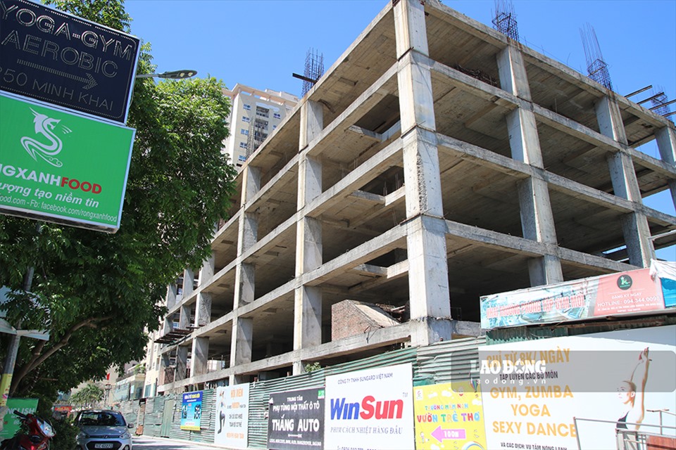 Hiện tại trên mảnh đất vàng, Công ty CP May Thăng Long đã xây 2 toà nhà chung cư và một toà nhà vẫn đang dang dở, không có dấu hiệu tiếp tục thi công.