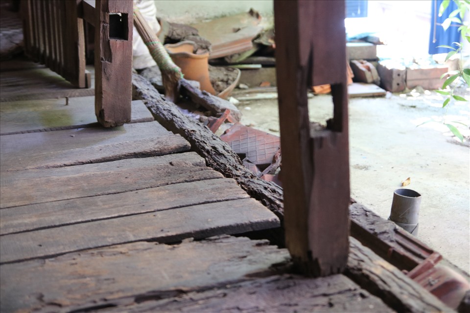 Sàn gỗ sụt lún, lan can xuống câp nghiêm trọng theo thời gian.