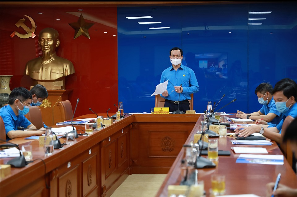 Ông Nguyễn Đình Khang - Uỷ viên Trung ương Đảng, Chủ tịch Tổng LĐLĐVN phát biểu tại buổi làm việc. Ảnh: Hải Nguyễn