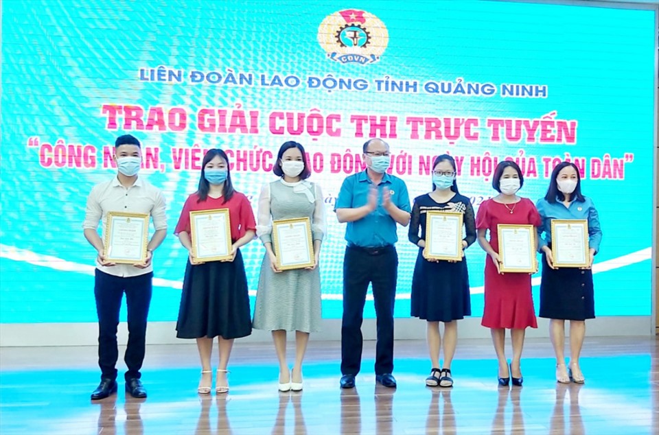 Lãnh đạo LĐLĐ tỉnh Quảng Ninh trao giải cuộc thi trực tuyến “Công nhân, viên chức, lao động với ngày hội toàn dân” cho các tác giả. Ảnh: T. Hằng