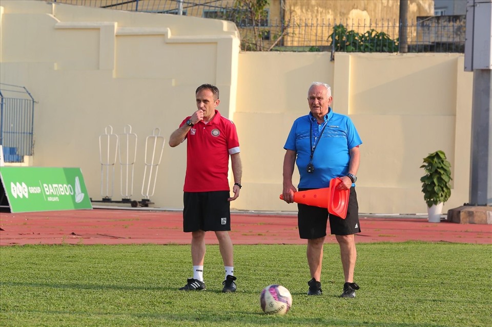 Huấn luyện viên Petrovic nỗ lực cải thiện sức mạnh và thể chất cho các cầu thủ Thanh Hoá. Ảnh: Đông Á Thanh Hoá