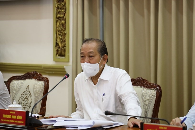 Phó Thủ tướng Thường trực Chính phủ Trương Hòa Bình chỉ đạo trong cuộc họp về tình hình dịch COVID-19 tại TPHCM. Ảnh: TTBC