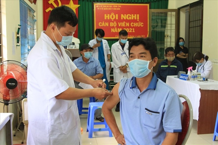 Tiêm vaccine phòng dịch COVID-19 cho người dân huyện Côn Đảo. Ảnh: M.C