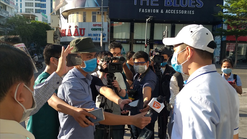 Phóng viên, nhà báo tại TP.Đà Nẵng xung trận bằng ngòi bút của mình cùng thành phố chống dịch bệnh COVID-19. Ảnh: Thuỳ Trang