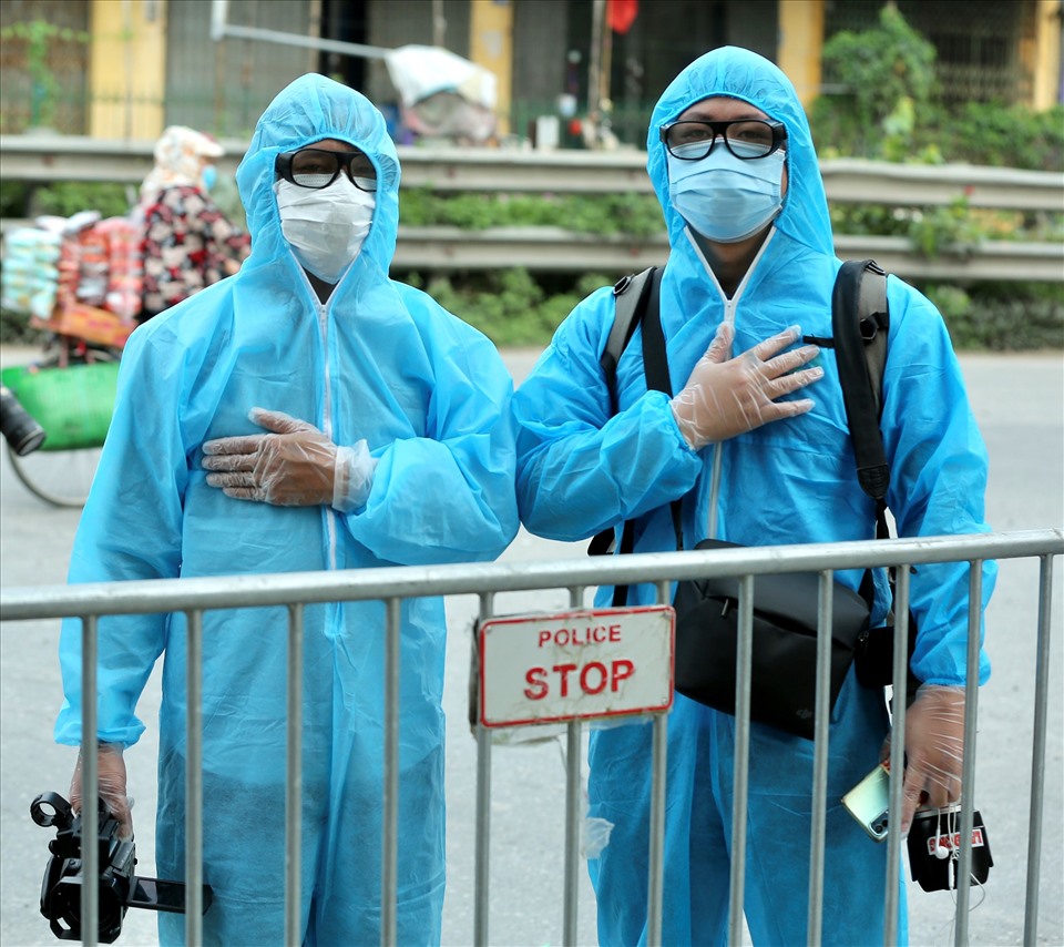 Tác giả (trái) cùng phóng viên Tô Thế tác nghiệp tại khu vực phong tỏa ở xã Tô Hiệu (huyện Thường Tín, TP. Hà Nội) vào ngày 8.5.2021. Ảnh: N.N