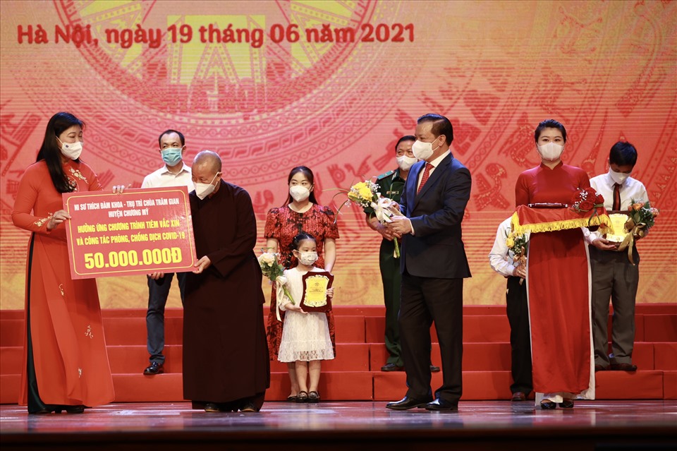 Lãnh đạo TP Hà Nội trao biểu trưng cảm ơn các tập thể, cá nhân đã tham gia ủng hộ chương trình. Ảnh Hải Nguyễn