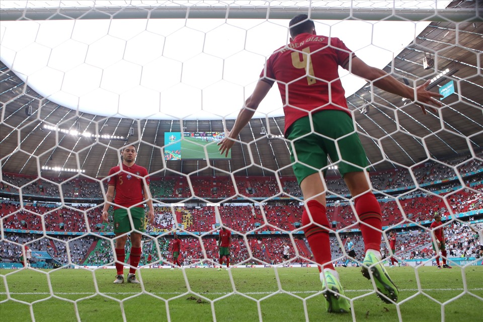 Lần lượt là những pha phản lưới của Bồ Đào Nha. Ảnh: EURO 2020.
