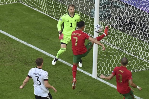 Pha cứu bóng ngoạn mục của Ronaldo. Ảnh: EURO 2020.