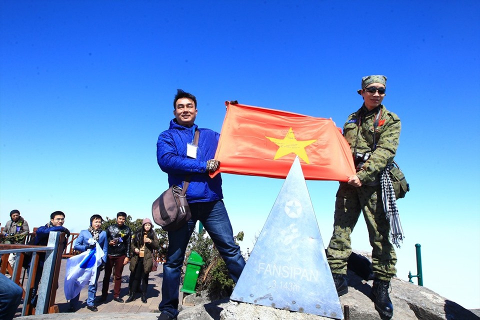 Anh Lê Hồng Quang (phải) – một trong nhưng người “khai sinh” ra đỉnh chóp kim loại trên đỉnh Fansipan