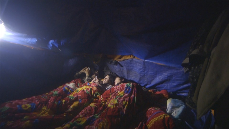 Những người xây cáp nghỉ đêm trong những căn lều bạt thô sơ trên đỉnh Fansipan