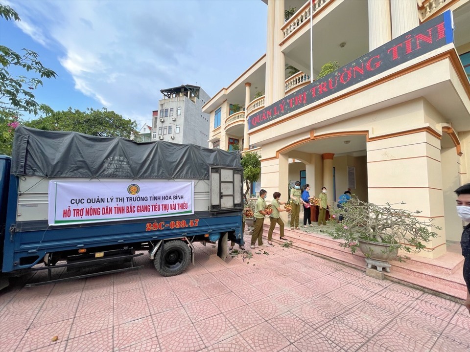 Lực lượng QLTT cam kết tiêu thụ 3.000 tấn vải thiều cho Bắc Giang. Ảnh: DMS