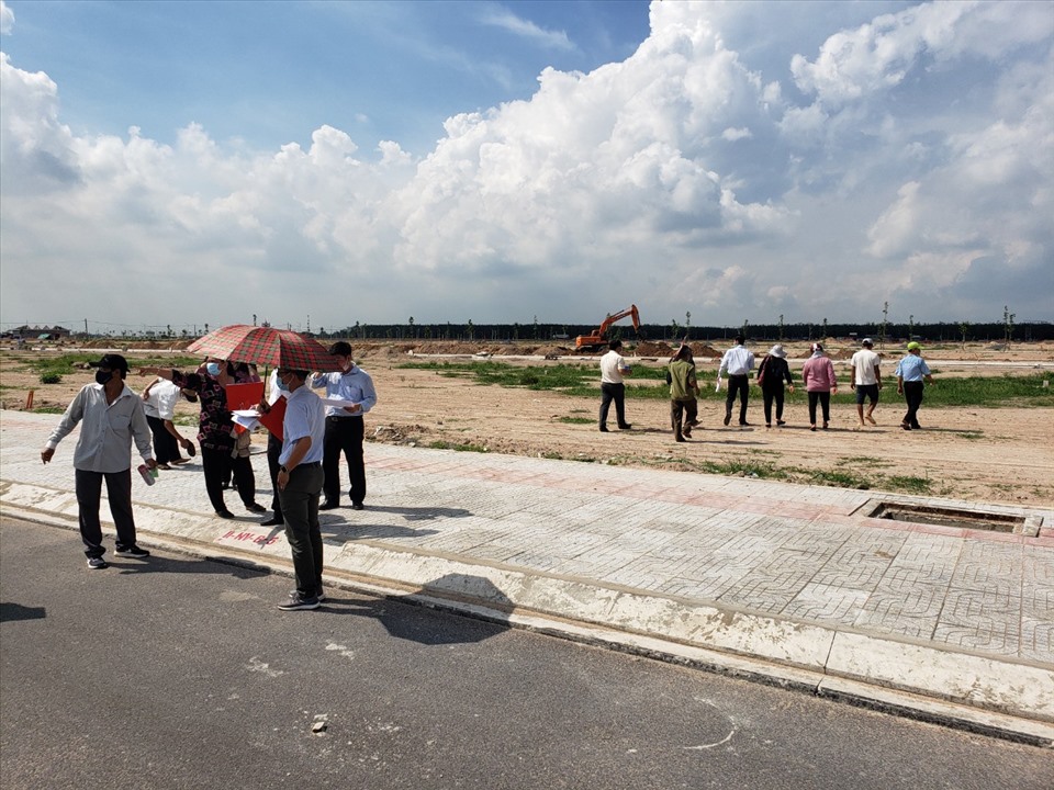 Người dân nhận bàn giao đất trong khu tái định cư Lộc An - Bình Sơn. Ảnh: Minh Châu