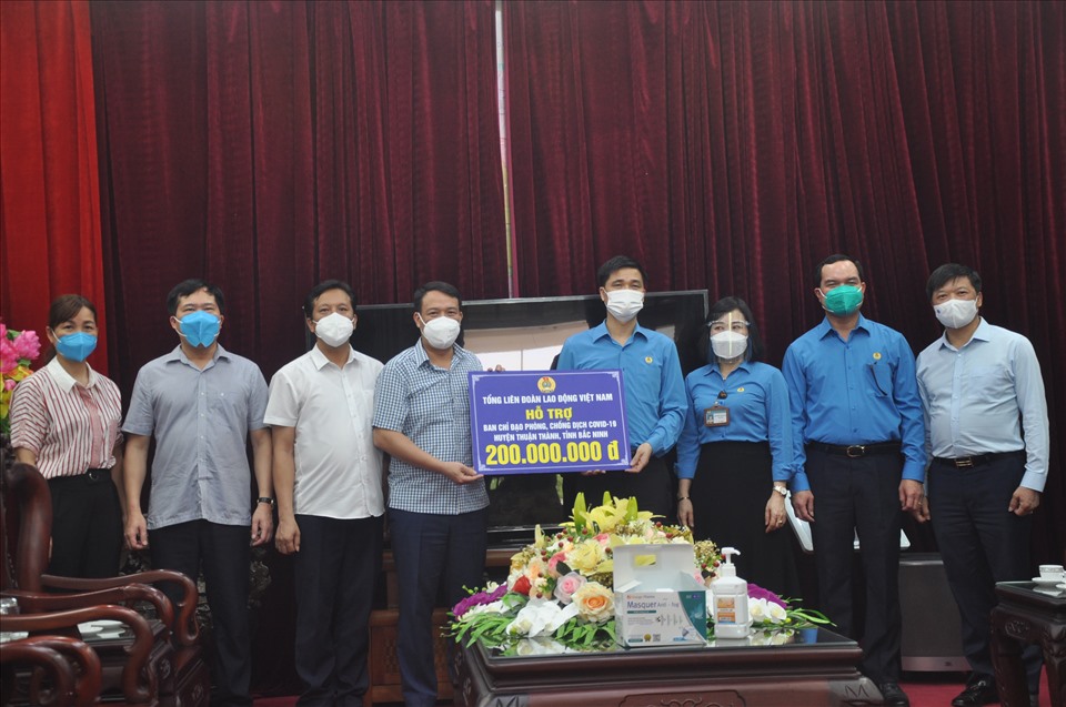 Lãnh đạo Tổng Liên đoàn Lao động Việt Nam trao hỗ trợ 200 triệu đồng tới Ban Chỉ đạo Phòng chống dịch COVID-19 huyện Thuận Thành, tỉnh Bắc Ninh. Ảnh: Bảo Hân