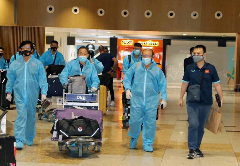 Đội tuyển Việt Nam mặc đồ bảo hộ ở sân bay. Ảnh: VFF