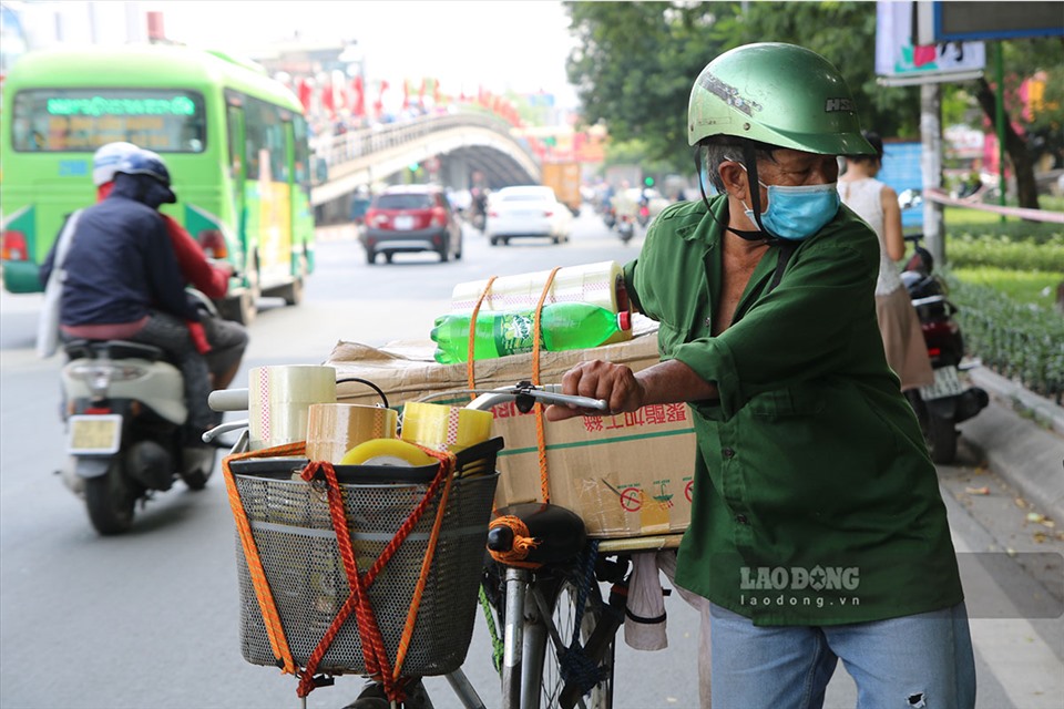 Người dân chật vật mưu sinh trong cái nắng gần 40 độ C.