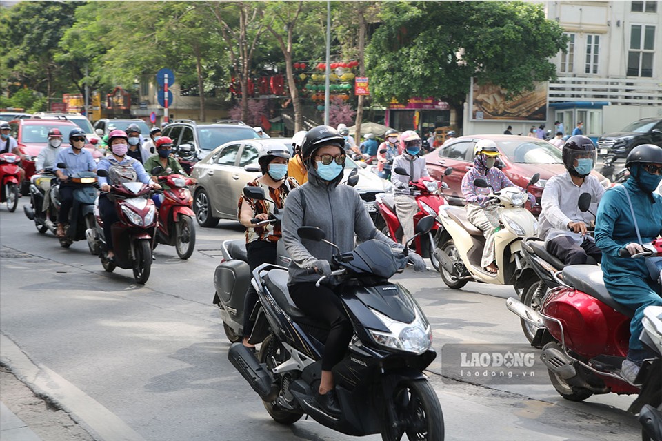 Những ngày này, Hà Nội đang bước vào đợt nắng nóng gay gắt với nền nhiệt ngoài trời phổ biến từ 38-40 độ C. Người dân khi ra đường ai nấy đều trong tình trạng che kín mít.