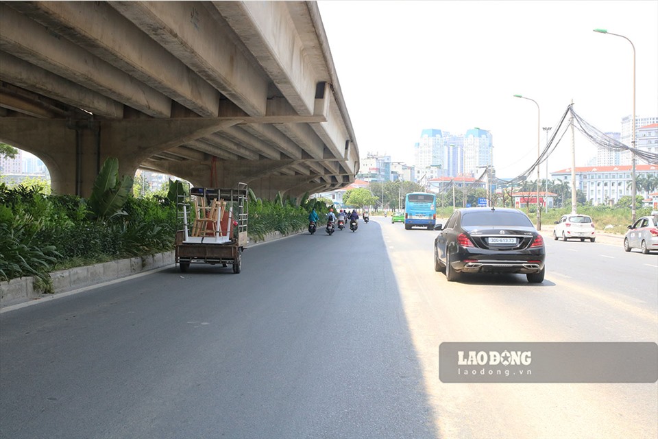 Dưới cái nắng “cháy da cháy thịt” của mùa hè, bóng mát dưới gầm cầu là lựa chọn lý tưởng để tránh nắng của các phương tiện tham gia giao thông.