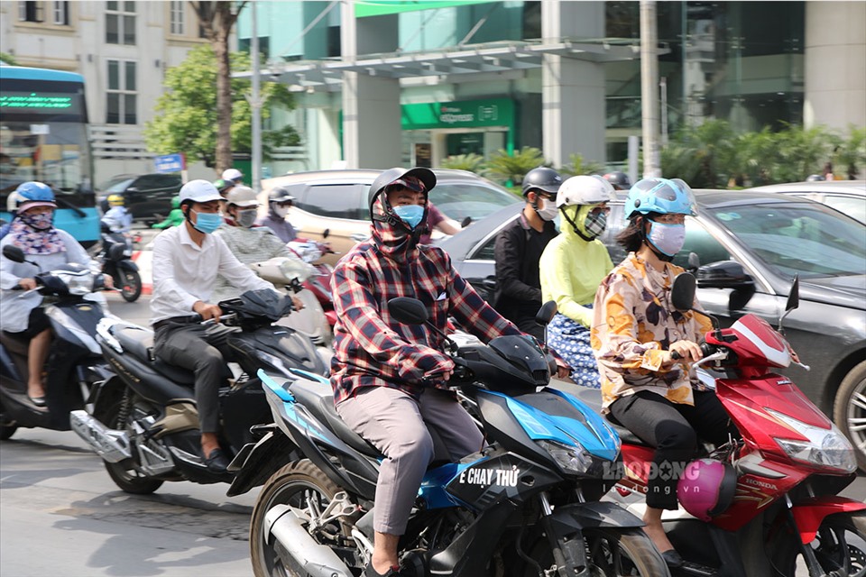 Những ngày này, người dân nên hạn chế ở ngoài trời vào thời điểm trưa, để giảm thiểu tác hại do thời tiết sẽ ảnh hưởng đến sức khỏe của người dân.