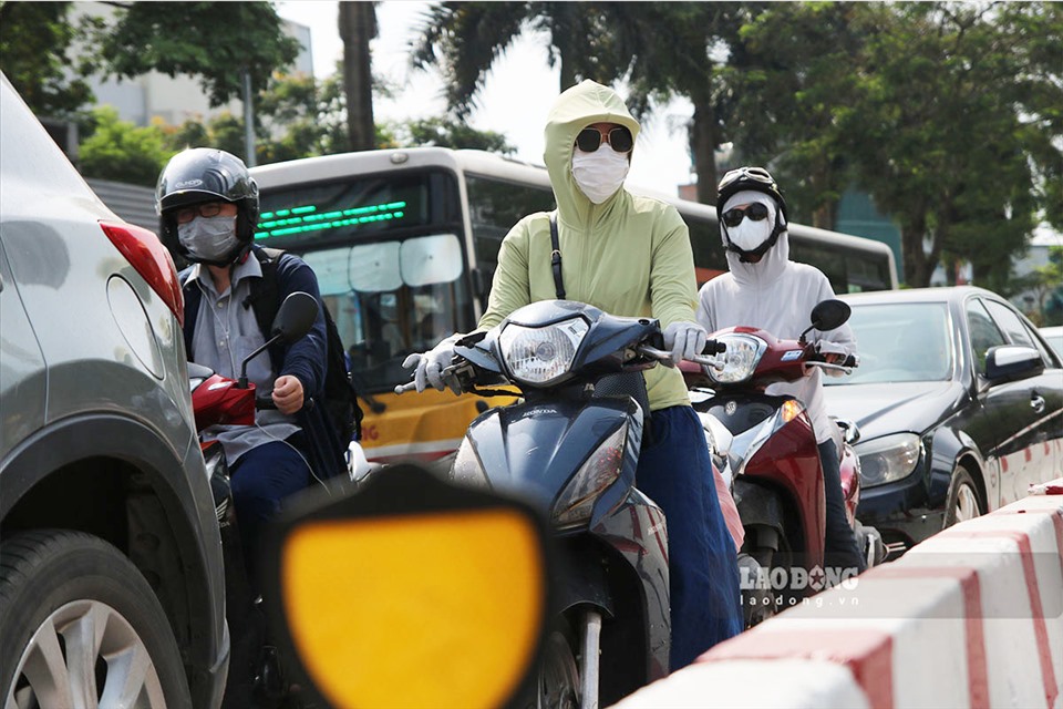 Nóng đỉnh điểm là vào thời gian giữa trưa, đầu giờ chiều trong ngày. Người dân khi đi ra ngoài đường phải mặc trang phục kín mít. Thời gian này, người dân nên hạn chế ra đường để giảm thiểu tác hại do thời tiết sẽ ảnh hưởng đến sức khỏe của người dân.