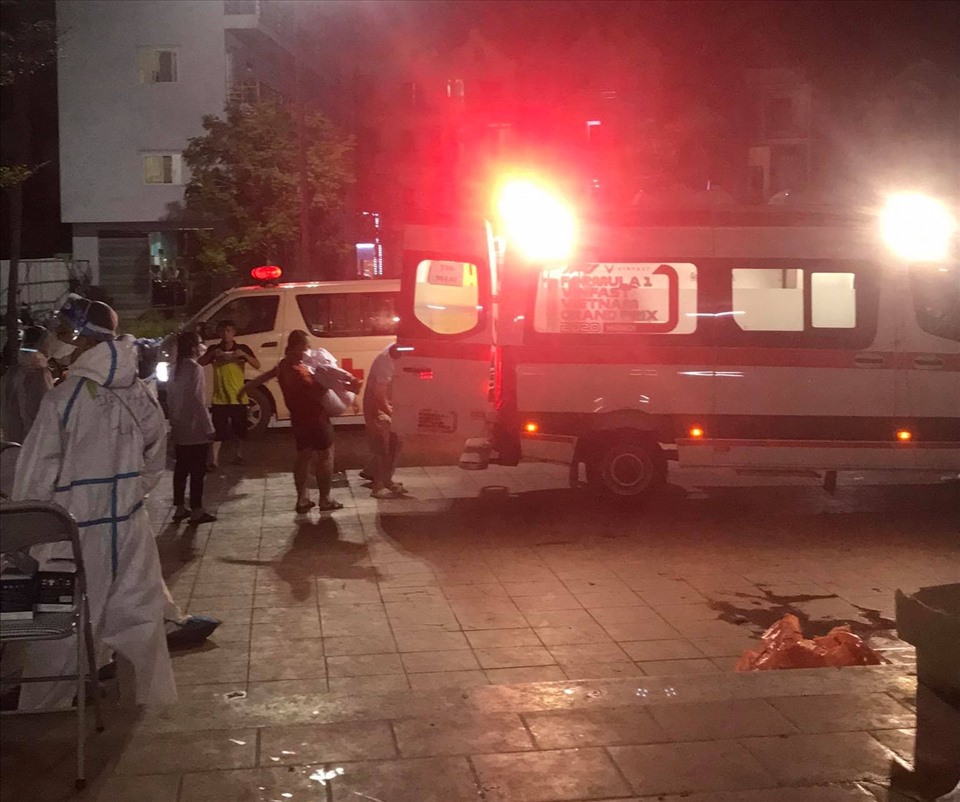 Nhân viên y tế ngất xỉu ở Bắc Giang phải đưa đi cấp cứu. Ảnh: NVCC