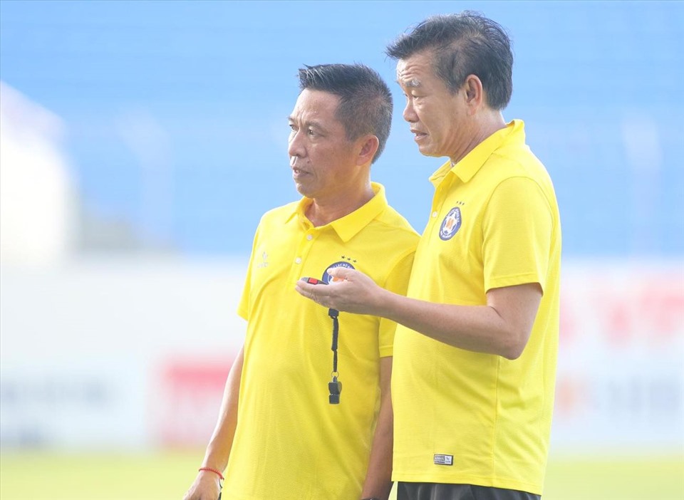 Huấn luyện viên Phan Thanh Hùng (phải) và trợ lý Đào Quang Hùng (trái). Ảnh: CLB Đà Nẵng